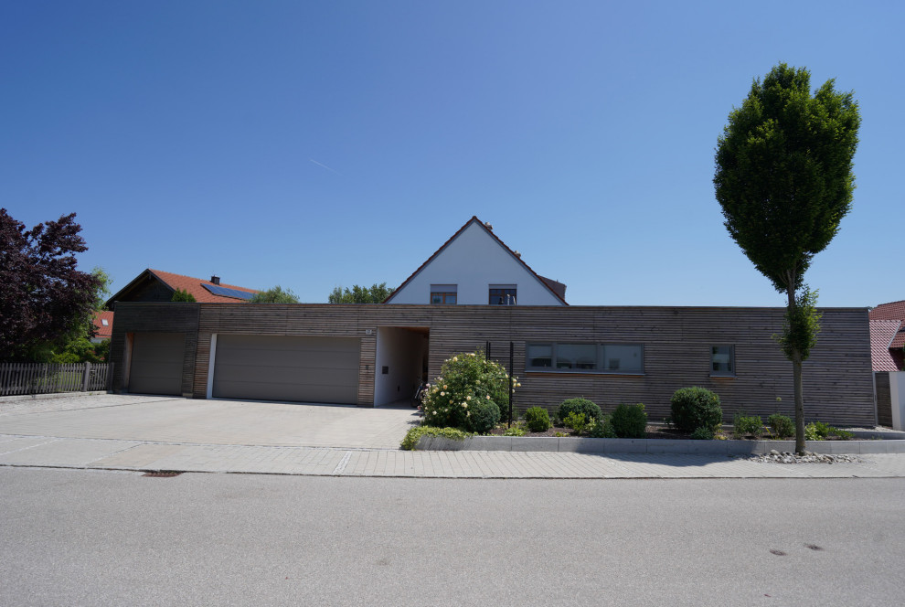 Große Landhausstil Anbaugarage als Arbeitsplatz, Studio oder Werkraum in München