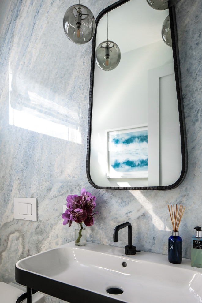 Mittelgroße Maritime Gästetoilette mit Toilette mit Aufsatzspülkasten, weißer Waschtischplatte, freistehendem Waschtisch und Sockelwaschbecken in New York