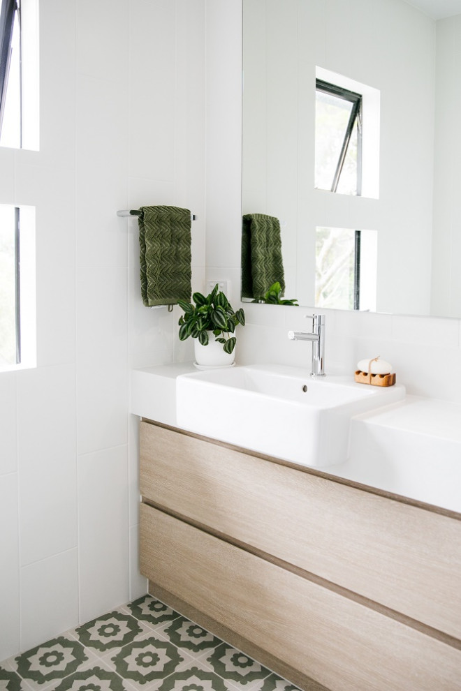 Kleines Maritimes Badezimmer En Suite mit Quarzwerkstein-Waschtisch und eingebautem Waschtisch in Sunshine Coast