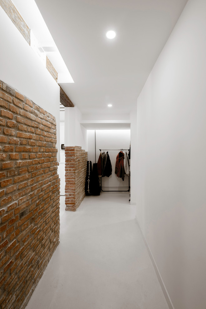 Пример оригинального дизайна: коридор среднего размера в стиле лофт с белыми стенами, белым полом и балками на потолке