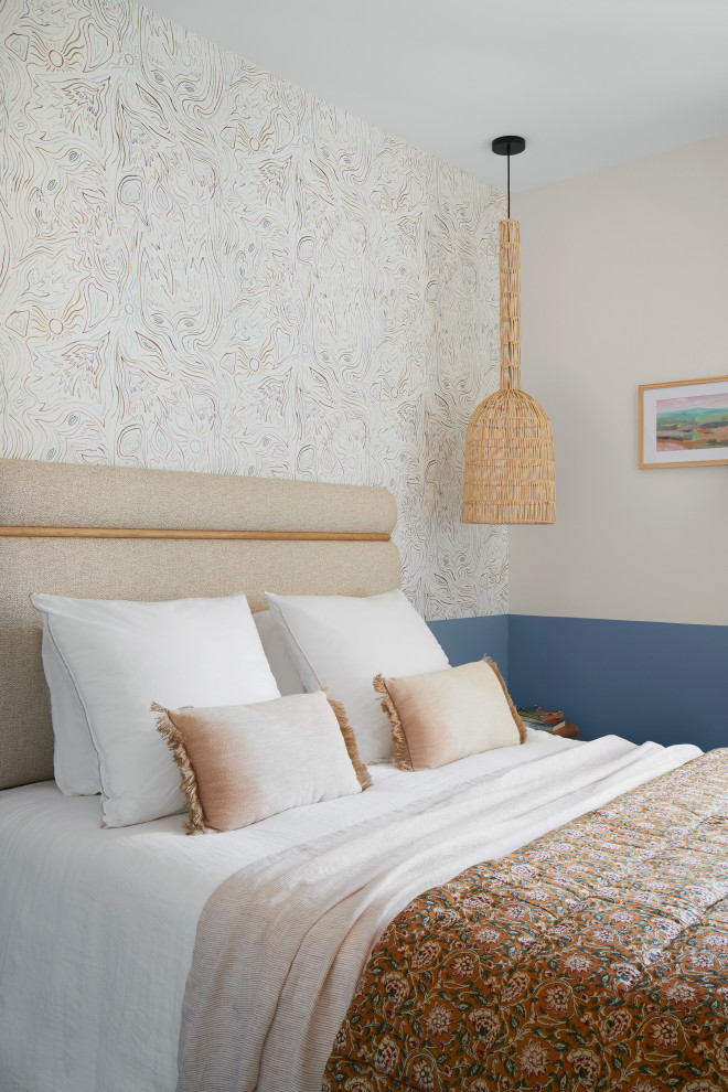 Cette image montre une chambre parentale beige et blanche design avec un mur beige et un sol en bois brun.
