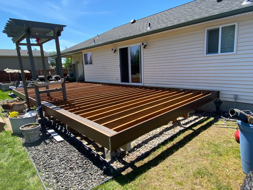 Inspiration for a mid-sized craftsman backyard ground level deck remodel