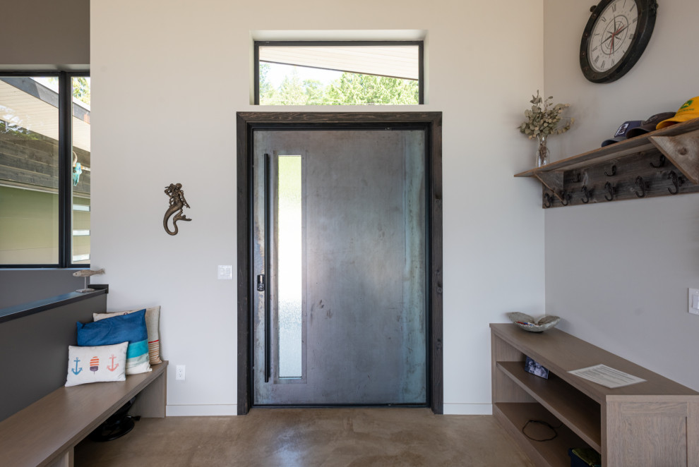 Стильный дизайн: входная дверь среднего размера в стиле модернизм с белыми стенами, бетонным полом, поворотной входной дверью, металлической входной дверью, серым полом и сводчатым потолком - последний тренд