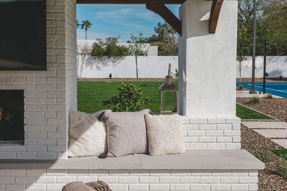 Landhausstil Gartenkamin hinter dem Haus mit Natursteinplatten in Phoenix