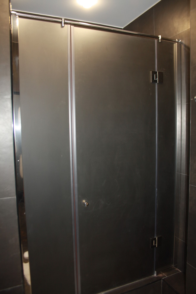 Душевое ограждение из серого стекла