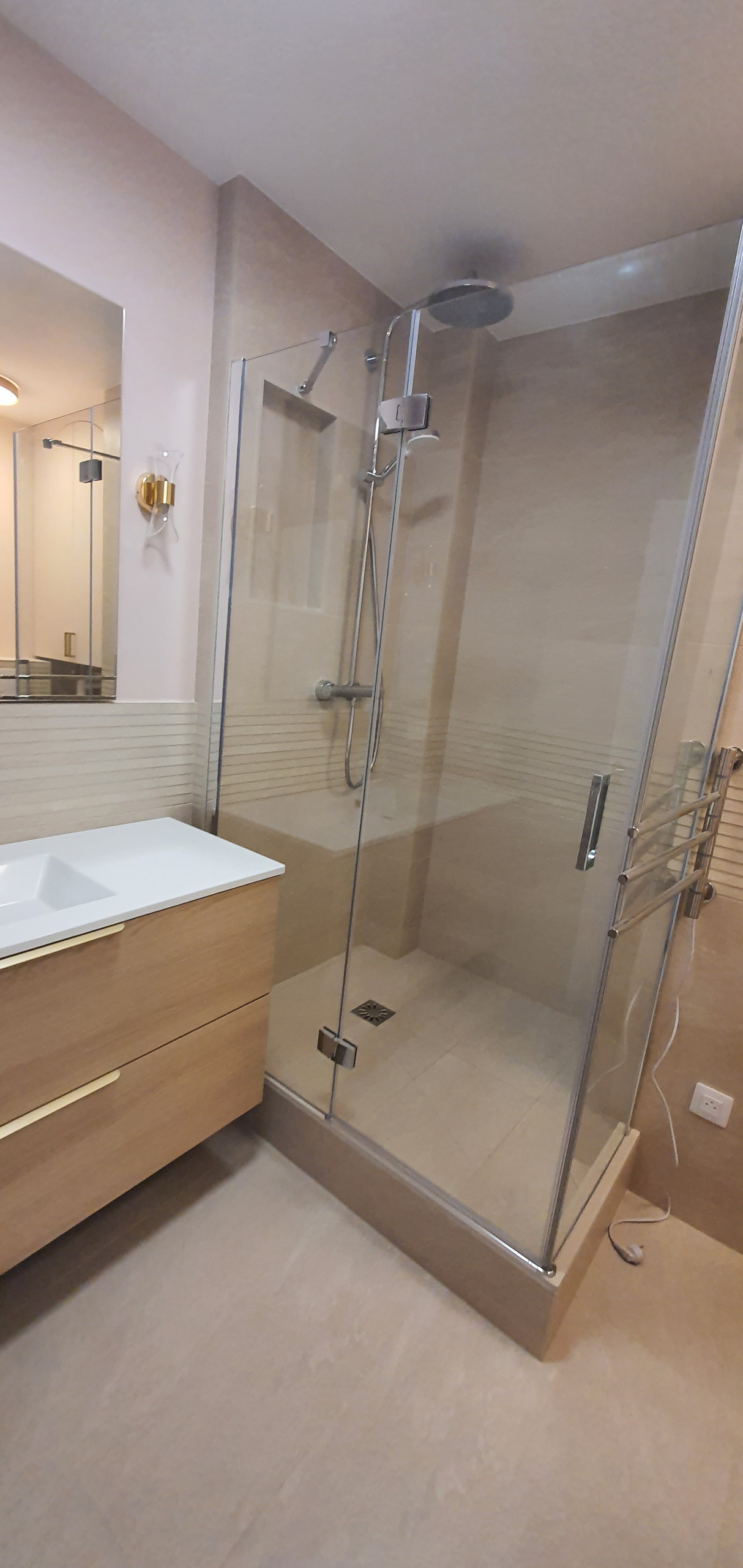 Salle de bain beige et rose, bois