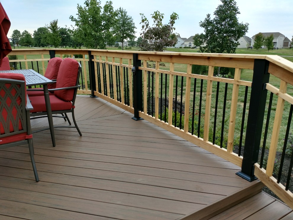 This is an example of an arts and crafts deck in Columbus.