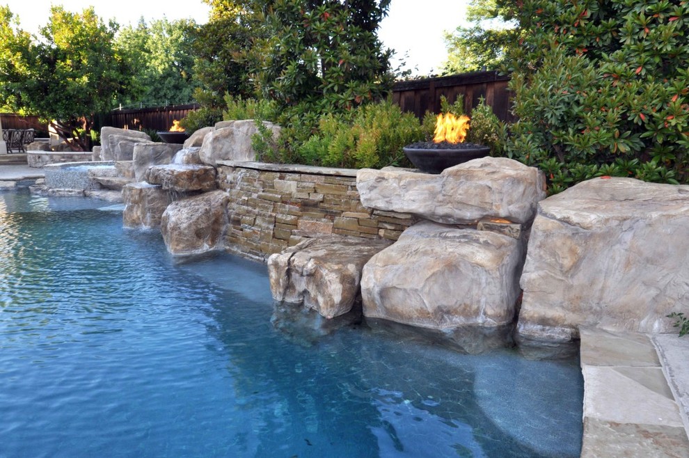 Transitional pool photo in San Francisco