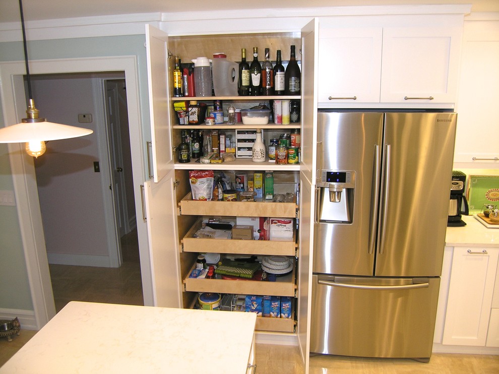 Photo of a large contemporary u-shaped kitchen pantry in Tampa with an undermount sink, shaker cabinets, white cabinets, quartz benchtops, green splashback, glass tile splashback, stainless steel appliances, porcelain floors and a peninsula.
