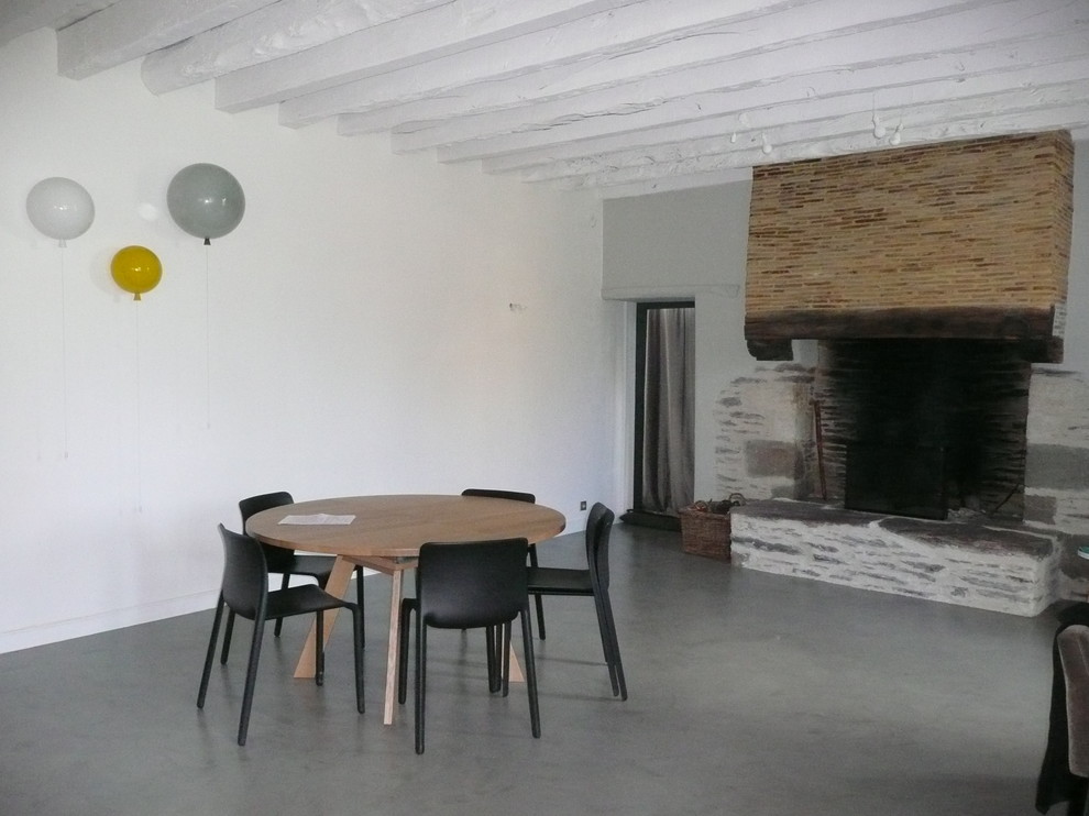 Aménagement d'une salle à manger contemporaine.