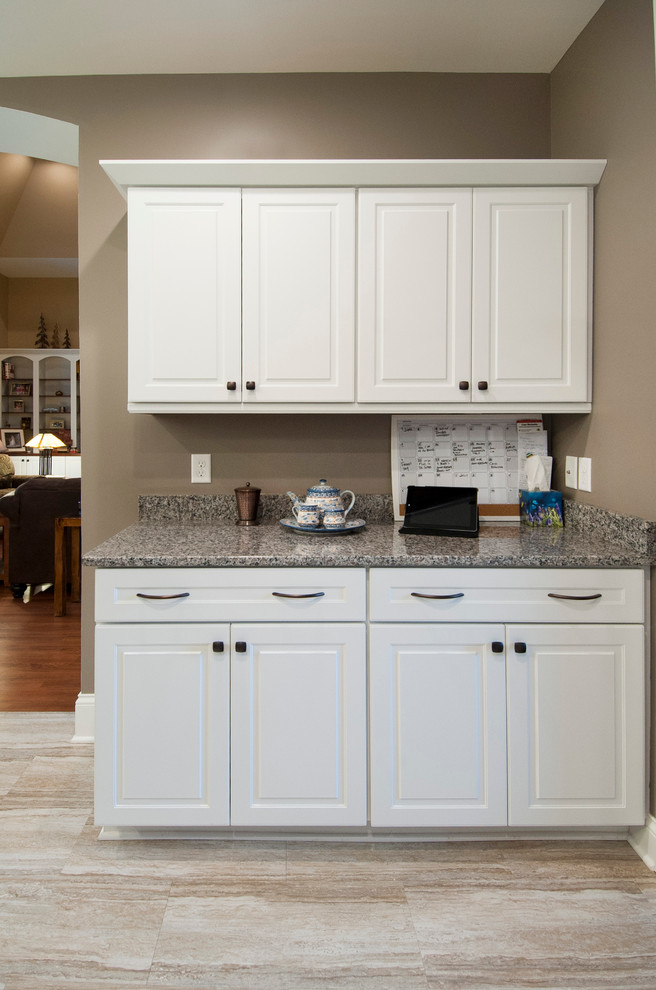 Transitional home design photo in Columbus