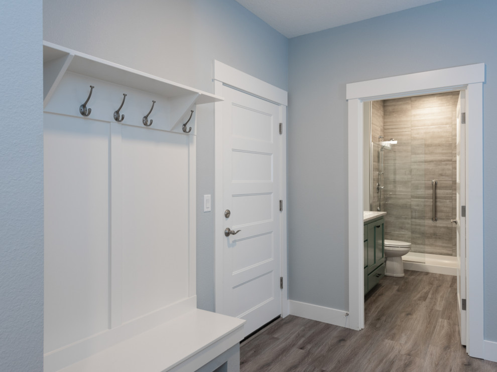 Example of a transitional entryway design in Portland