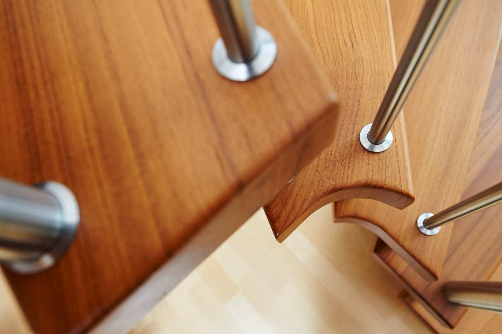 консольная лестница из бирманского тика