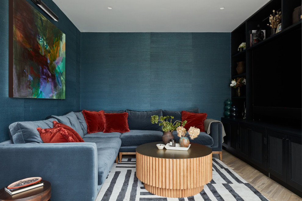 Mittelgroßes, Abgetrenntes Klassisches Heimkino mit blauer Wandfarbe, braunem Holzboden, Multimediawand und braunem Boden in London
