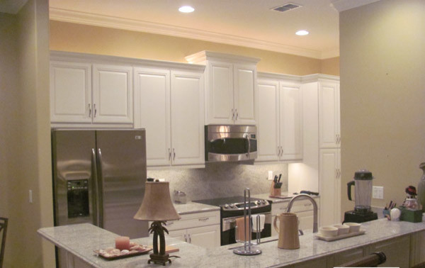 Inspiration for a mid-sized transitional kitchen remodel in Miami