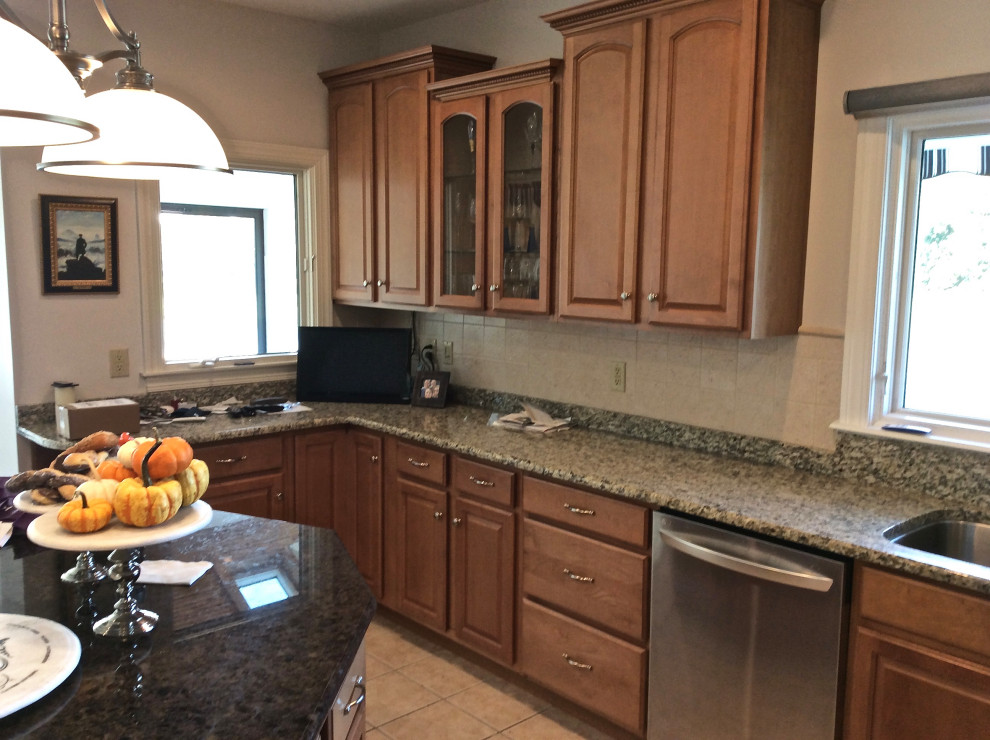 Kitchen - transitional kitchen idea in Indianapolis