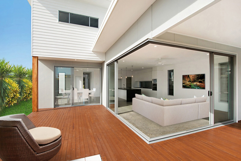 Design ideas for a modern deck in Gold Coast - Tweed.