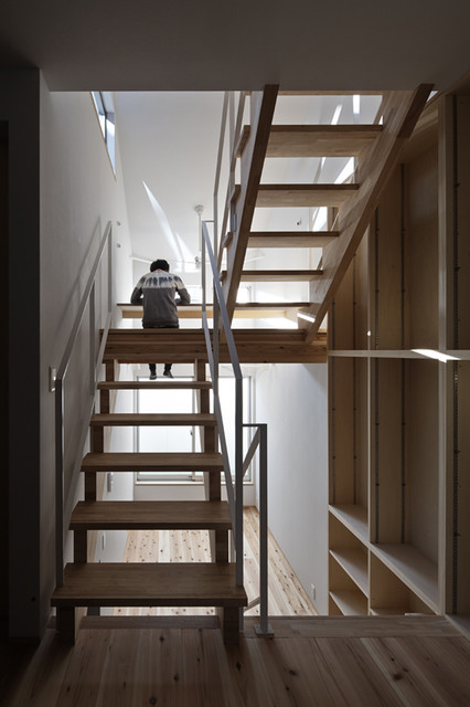 狭小住宅だからこそスキップフロアーを 階段が図書館な住まい 聚楽廻の住宅 Moderne Kyoto Par 一級建築士事務所 株 イン エクス デザイン Houzz 狭小住宅だからこそスキップフロアーを 階段が図書館な住まい 聚楽廻の住宅 Moderne Kyoto Par 一級建築士事務所 株 イン エクス デザイン Houzz