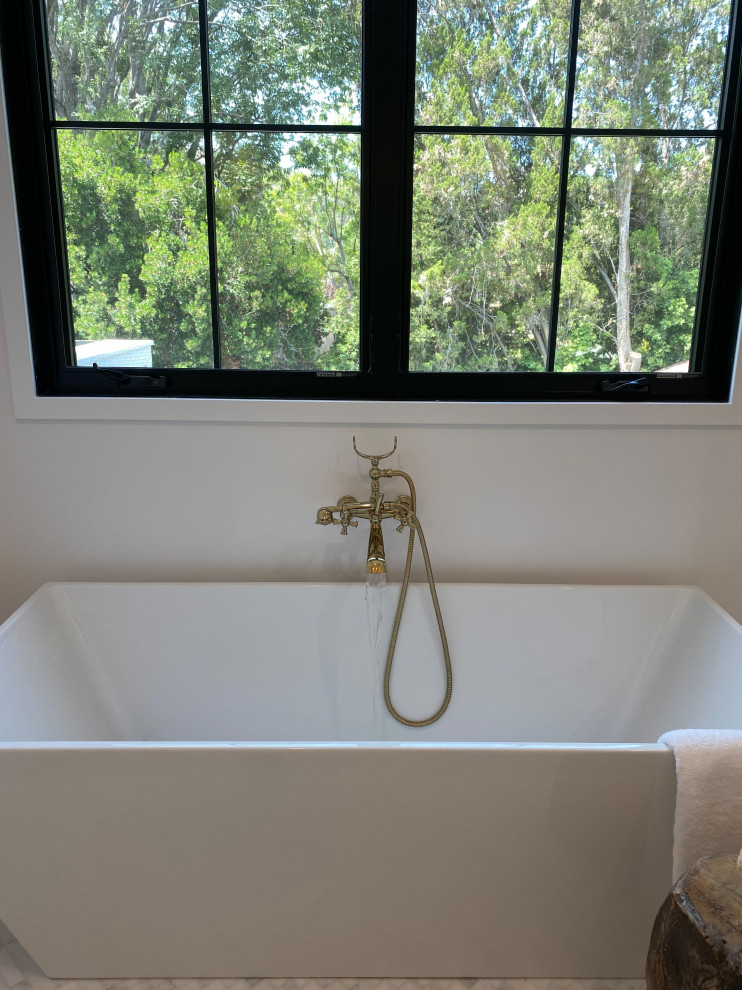 Idéer för funkis vitt en-suite badrum, med ett fristående badkar