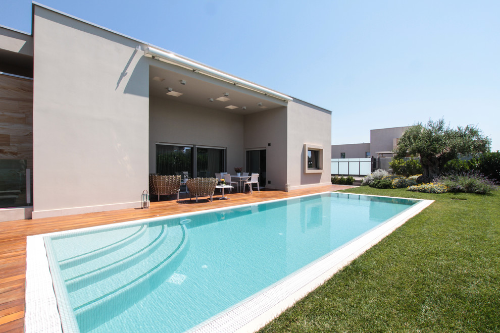Design ideas for a modern rectangular pool in Bari.