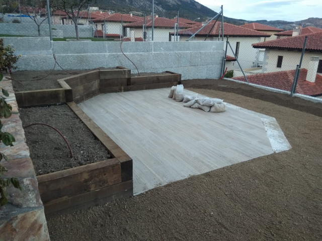 Jard&iacute;n con c&eacute;sped artificial modern-garten