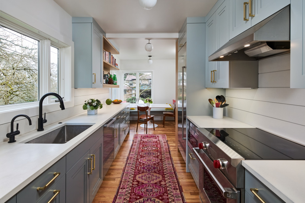 Zweizeilige, Kleine Klassische Küche mit grauen Schränken, Quarzwerkstein-Arbeitsplatte, Küchengeräten aus Edelstahl, braunem Holzboden und weißer Arbeitsplatte in Portland