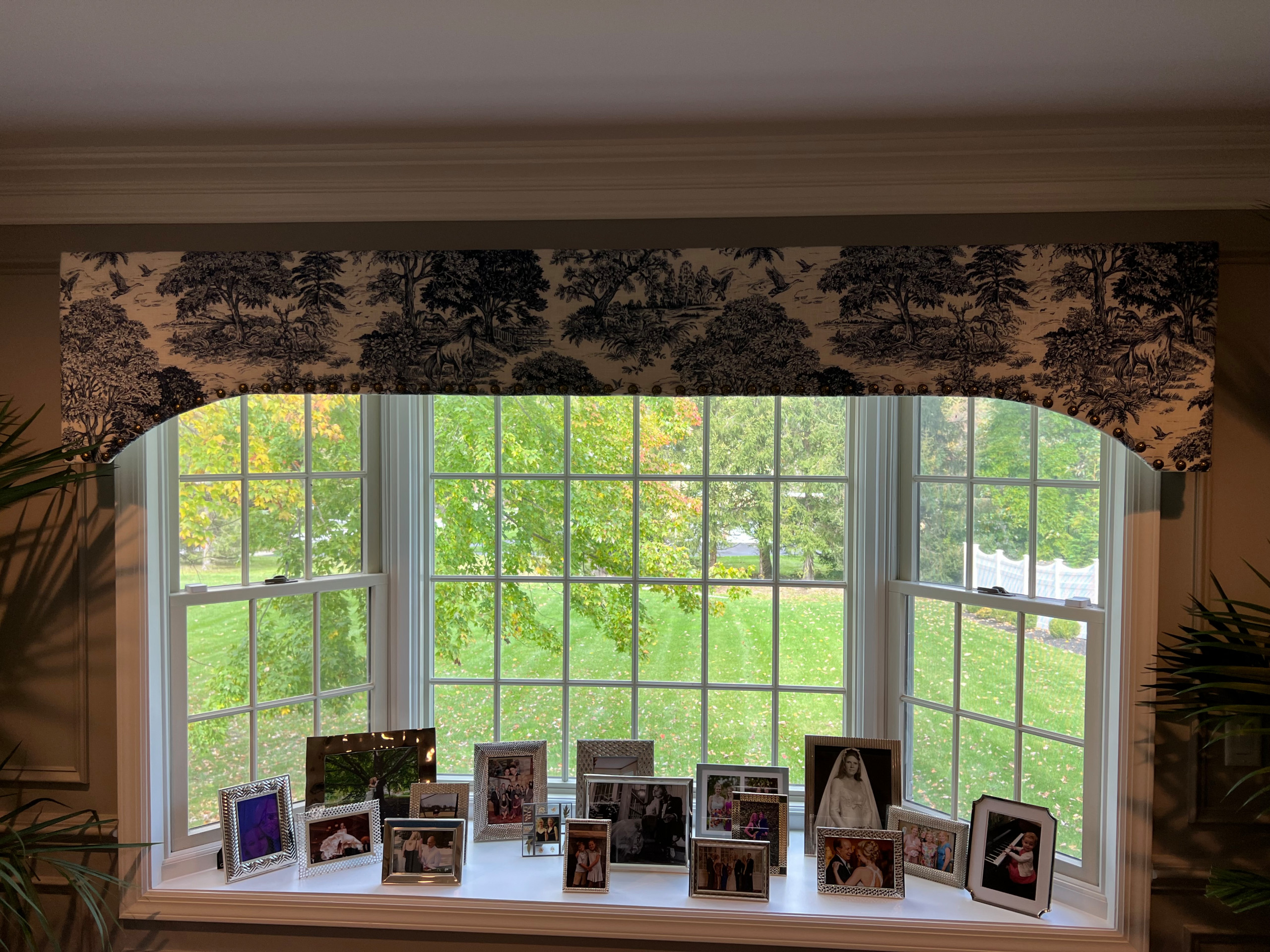 Arched Cornice Living Room Roller Shades