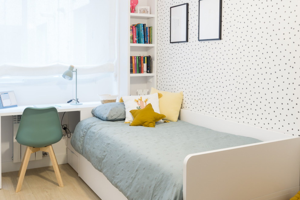 Modelo de dormitorio infantil de 4 a 10 años escandinavo de tamaño medio con paredes blancas, suelo de madera clara, suelo marrón y papel pintado