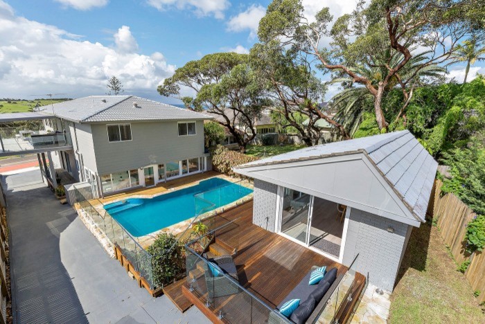 Photo of a large beach style detached granny flat in Sydney.