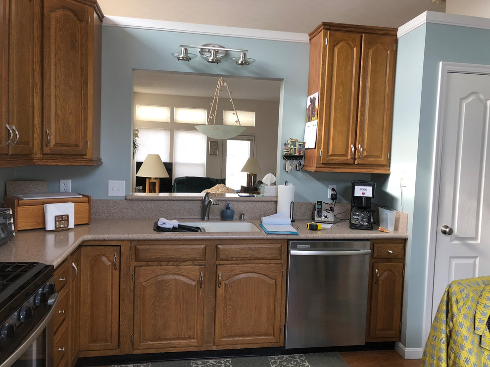 Example of a transitional home design design in Cincinnati