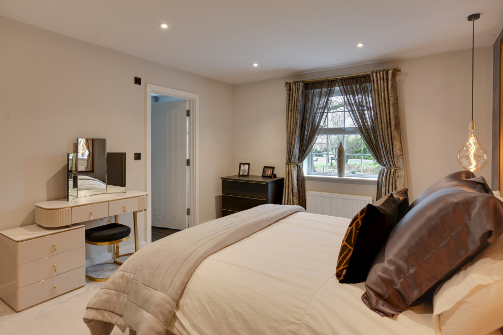 Mittelgroßes Modernes Hauptschlafzimmer mit grauer Wandfarbe, Teppichboden und grauem Boden in Essex