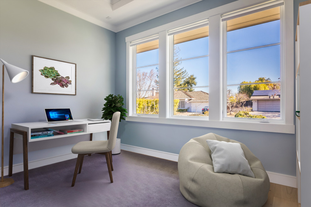サンフランシスコにある広いトランジショナルスタイルのおしゃれな客用寝室 (グレーの壁、淡色無垢フローリング、白い床、折り上げ天井) のインテリア