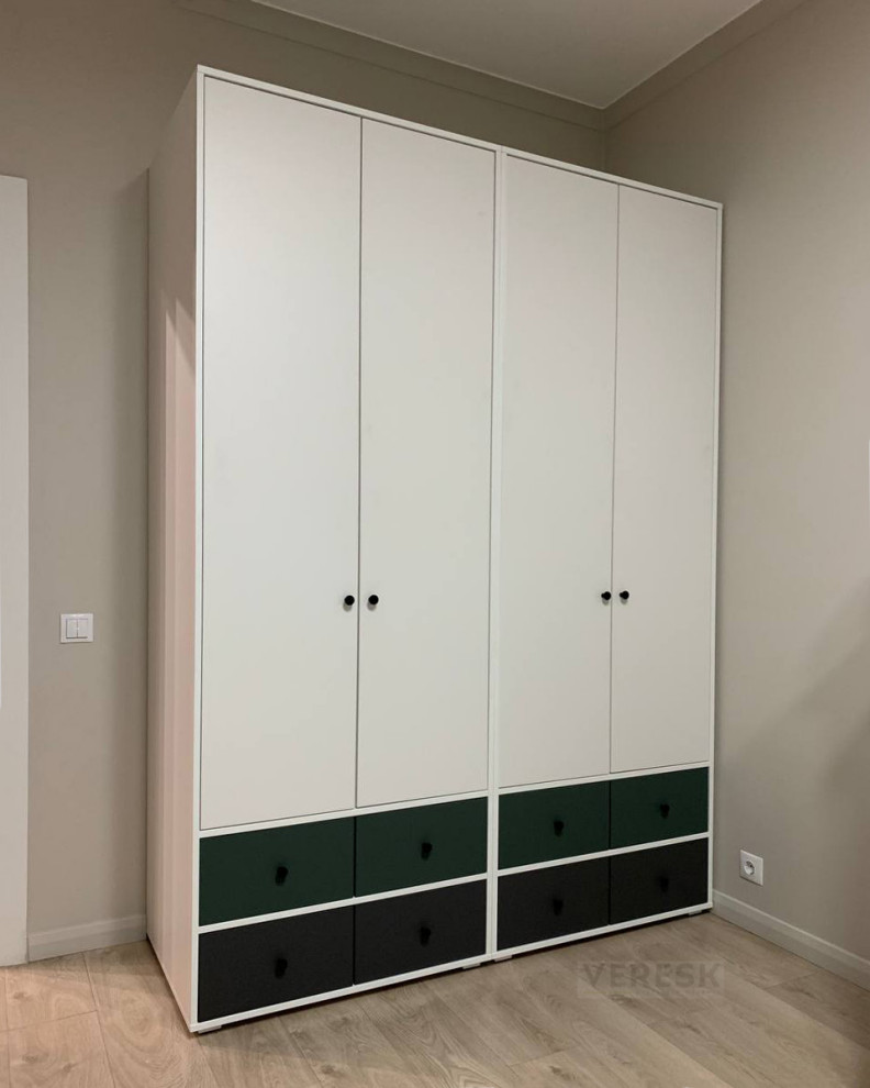 Распашные шкафы