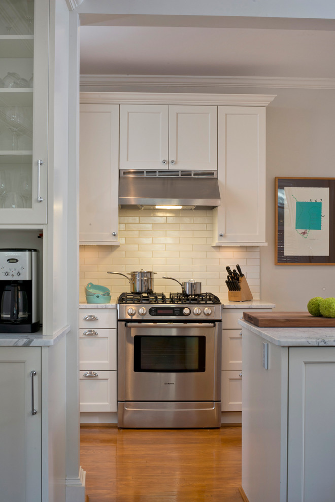 Inspiration for a traditional kitchen in DC Metro with subway tile splashback.