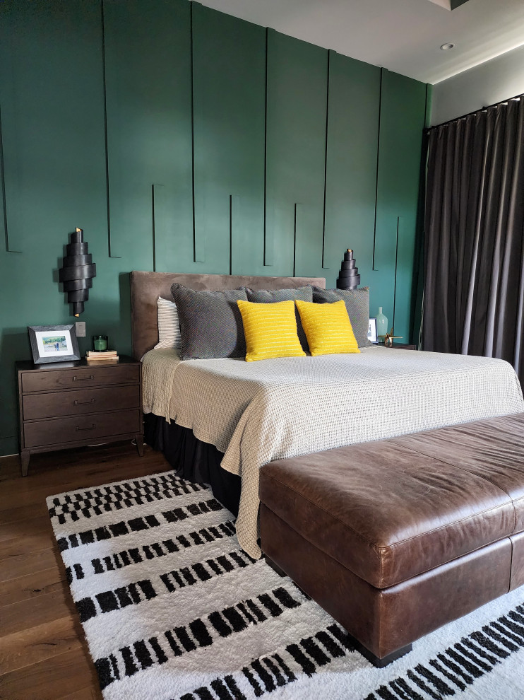 Imagen de dormitorio principal minimalista grande con paredes verdes, suelo de madera clara y bandeja