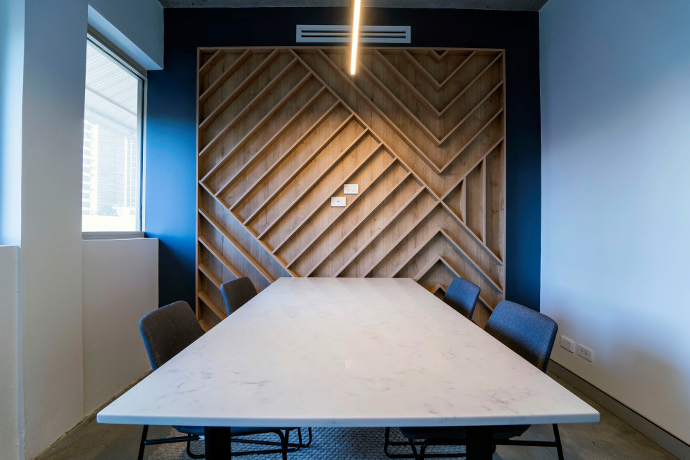 Idée de décoration pour un bureau minimaliste en bois de taille moyenne et de type studio avec un mur bleu, sol en béton ciré, un bureau indépendant et un sol gris.