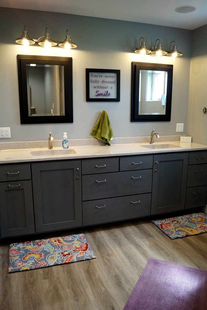 Transitional home design photo in Cedar Rapids
