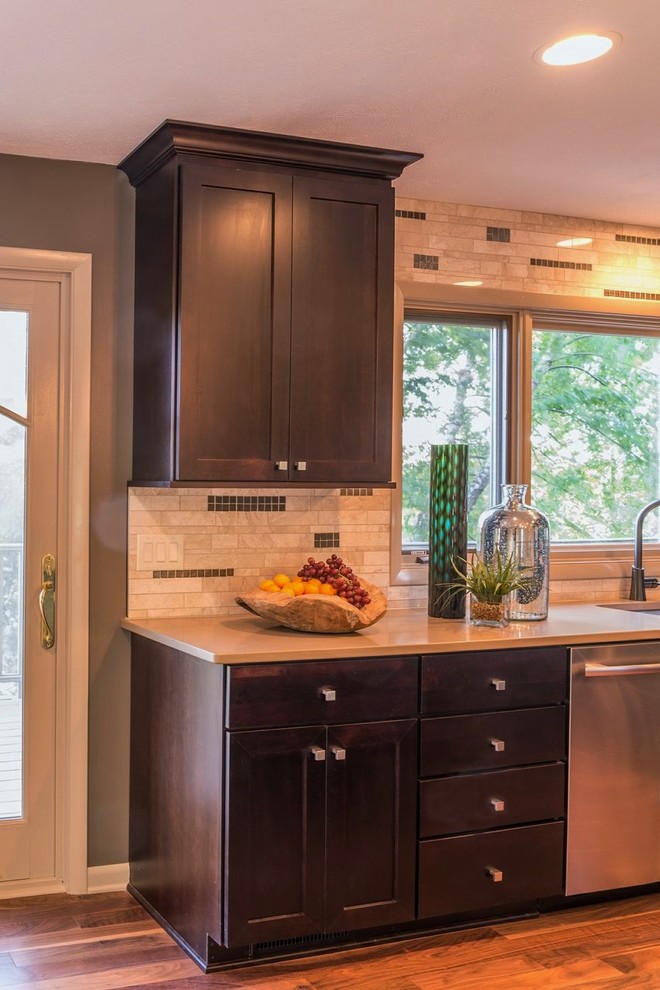 Example of a transitional l-shaped eat-in kitchen design