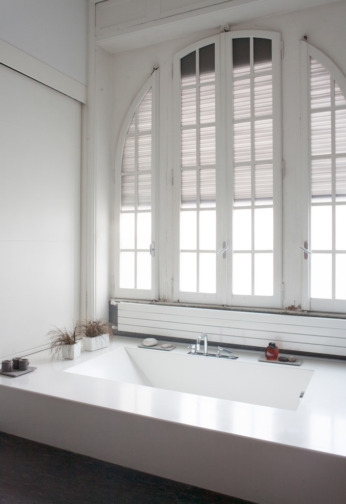 Inspiration for a contemporary bathroom in Bari with a freestanding tub and white walls.