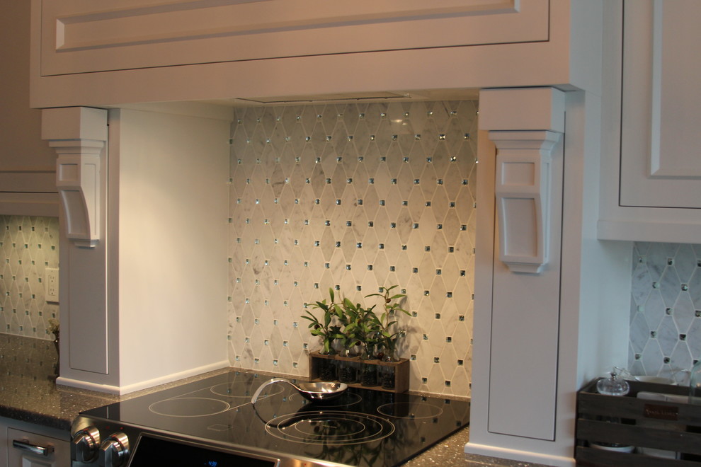 Transitional home design photo in Indianapolis