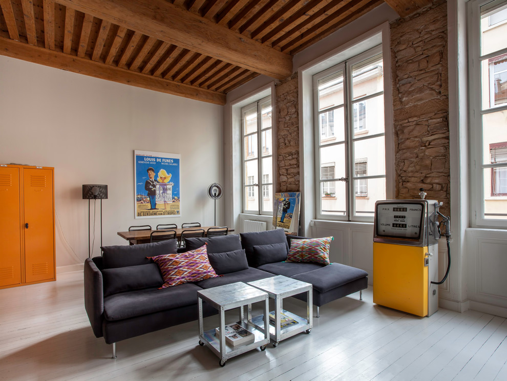Idée de décoration pour un grand salon bohème ouvert avec un mur beige, parquet peint, aucune cheminée et aucun téléviseur.
