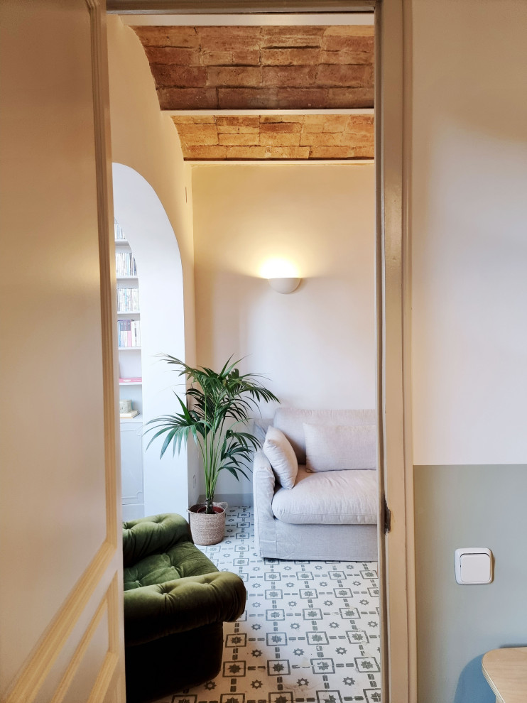 Mediterranes Wohnzimmer mit Keramikboden, buntem Boden und gewölbter Decke in Barcelona