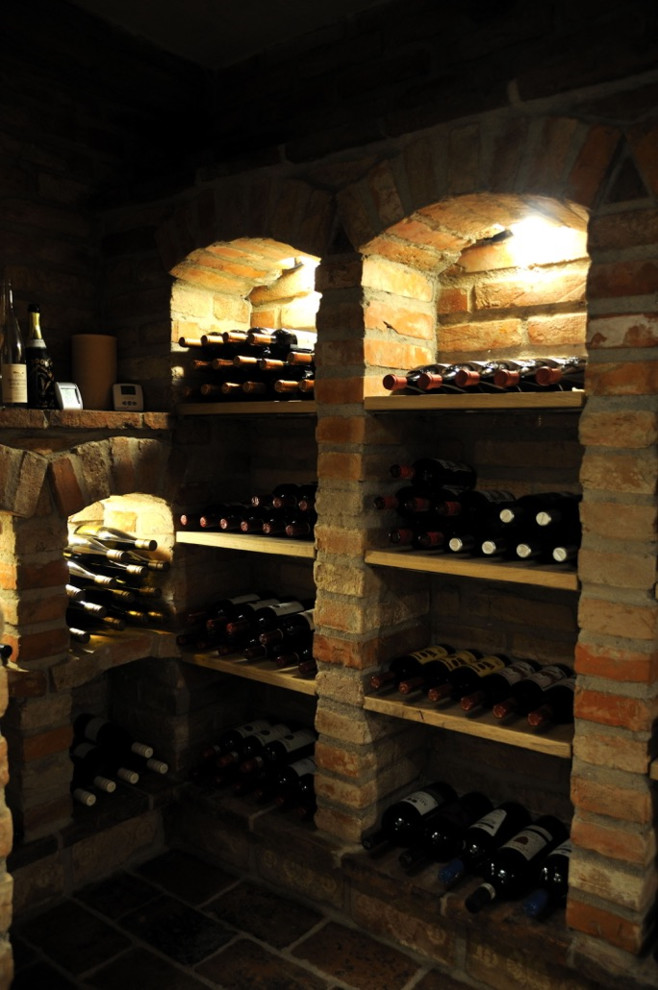 Inspiration pour une cave à vin traditionnelle de taille moyenne.