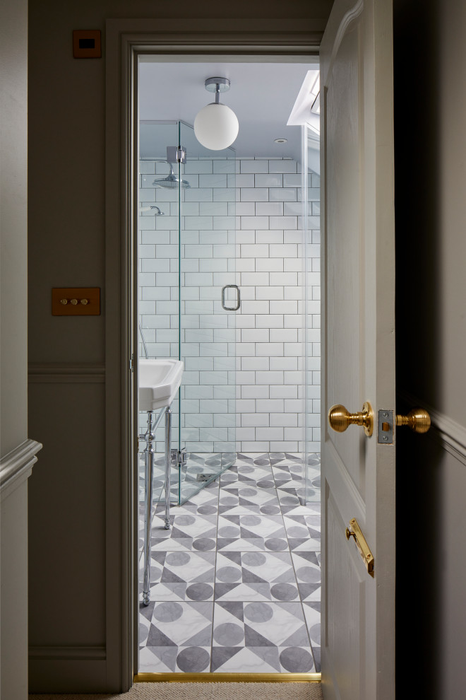 Foto på ett litet vintage badrum med dusch, med en öppen dusch, vit kakel, ett piedestal handfat och dusch med gångjärnsdörr