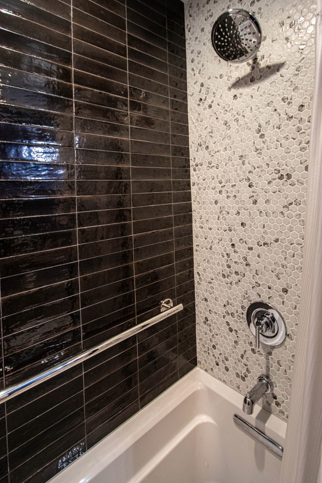 Inredning av ett klassiskt litet svart svart badrum med dusch, med släta luckor, vita skåp, ett badkar i en alkov, en toalettstol med separat cisternkåpa, svart kakel, keramikplattor, blå väggar, klinkergolv i keramik, ett undermonterad handfat, bänkskiva i kvarts och grått golv