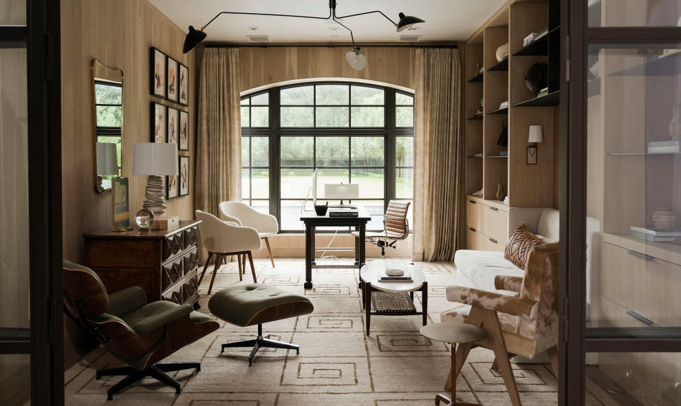 オースティンにあるトランジショナルスタイルのおしゃれなホームオフィス・書斎 (茶色い壁、無垢フローリング、暖炉なし、自立型机、茶色い床、板張り壁) の写真
