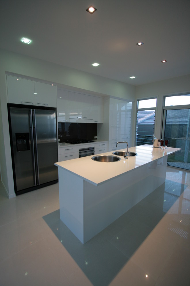 Kitchen - modern kitchen idea in Sunshine Coast