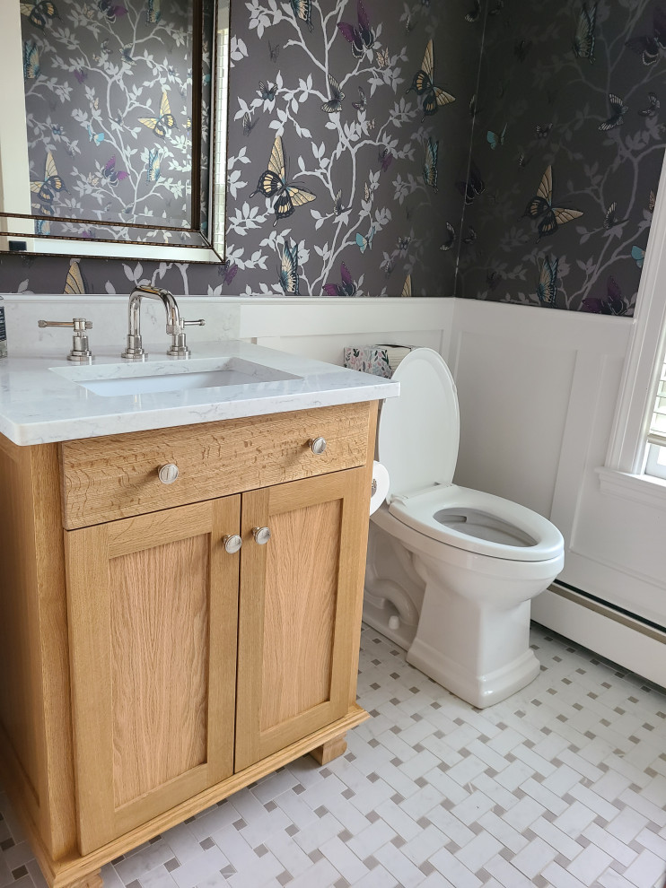 Inredning av ett klassiskt mellanstort vit vitt toalett, med luckor med upphöjd panel, skåp i ljust trä, en toalettstol med separat cisternkåpa, flerfärgade väggar, klinkergolv i keramik, ett undermonterad handfat, marmorbänkskiva och vitt golv