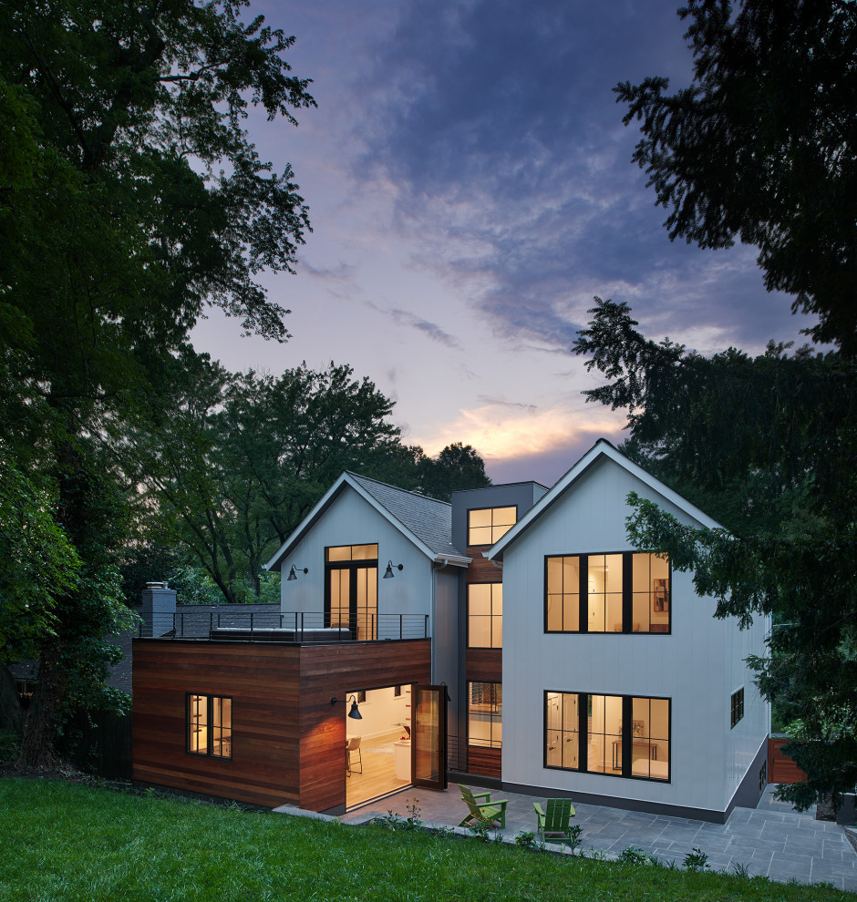 Свежая идея для дизайна: большой, одноэтажный, деревянный, белый частный загородный дом в современном стиле с двускатной крышей, крышей из гибкой черепицы и черной крышей - отличное фото интерьера