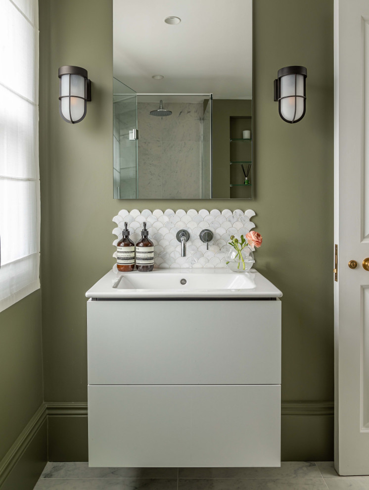 Idéer för att renovera ett mellanstort funkis vit vitt badrum för barn, med släta luckor, vita skåp, en vägghängd toalettstol, grön kakel, marmorkakel, gröna väggar, marmorgolv, ett väggmonterat handfat, vitt golv och dusch med gångjärnsdörr